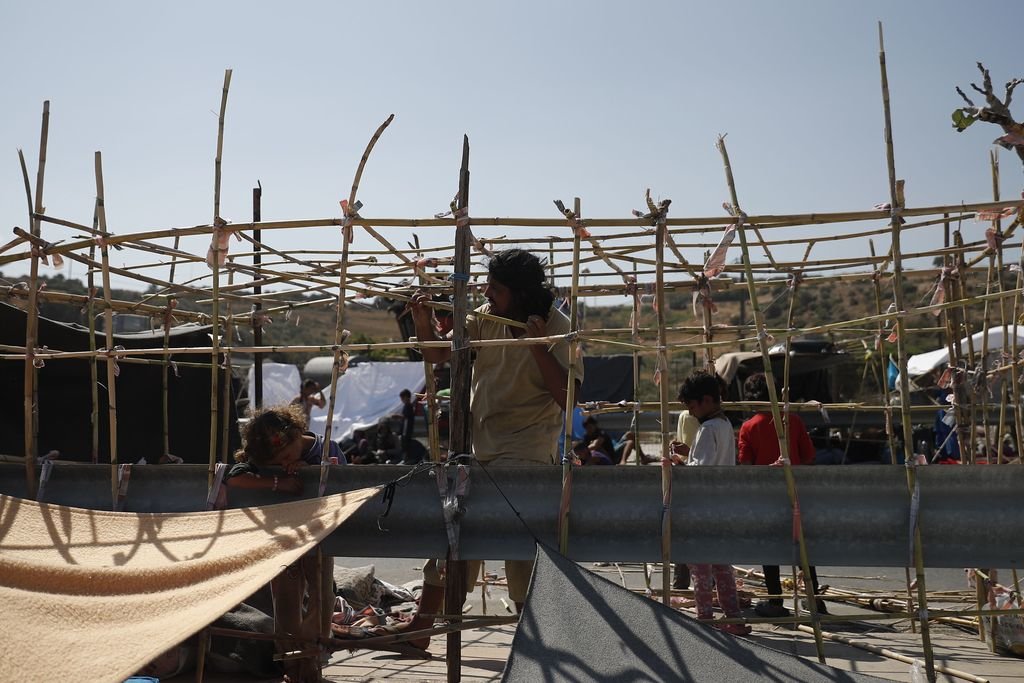 Un inmigrante construye una cabaña en las inmediaciones del destruido campo de refugiados de Moria.