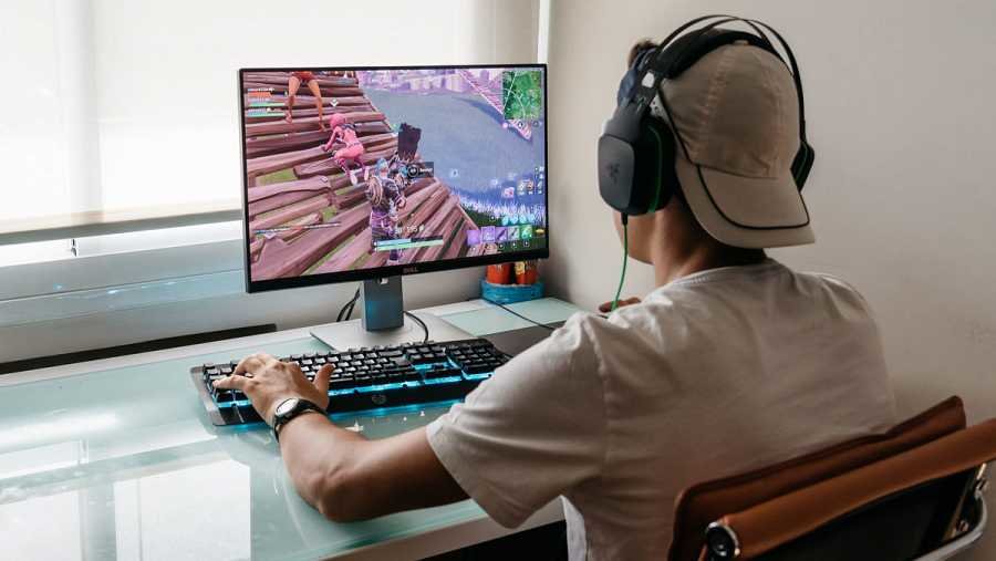 Un adolescente pasa parte de su tiemo libre con juegos en su ordenador.