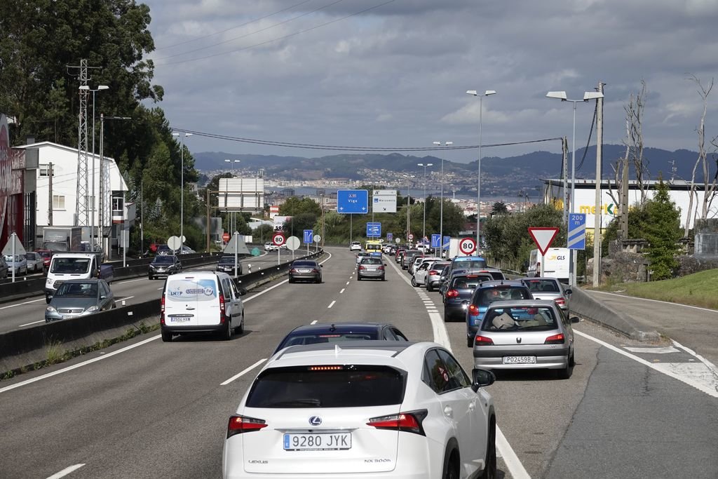 La gran afluencia de vehículos para hacer las pruebas PCR en el auto-covid del Hospital do Meixoeiro provocó retenciones que llegaron a la autovía a Vigo.