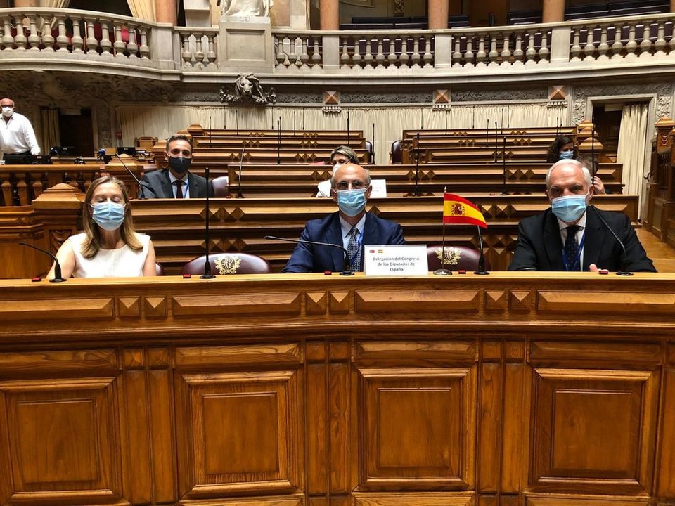 Los diputados gallegos Ana Pastor, Celso Delgado y Joaquín García, en el Parlamento luso.