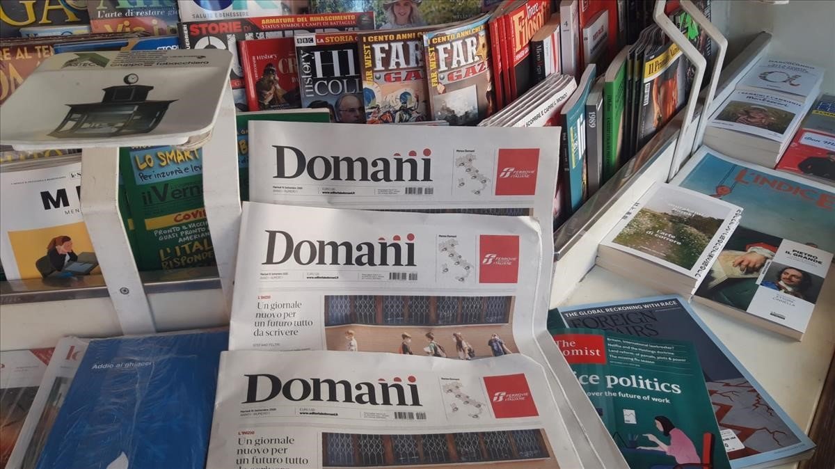 Ejemplares del nuevo periódico italiano ayer en una librería de Roma.