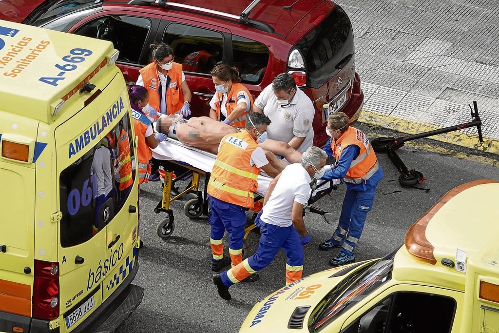 El herido siendo evacuado por los servicios sanitarios tras el accidente en la Avenida de Madrid.