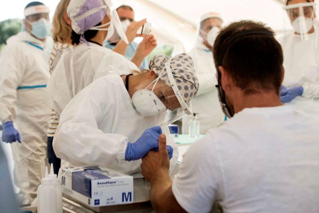 Sanitarios realizan una PCR a un paciente en Madrid.
