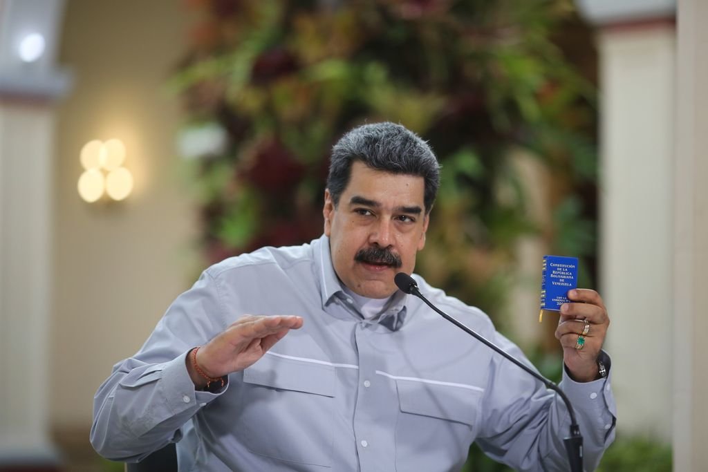 Nicolás Maduro, con su librito de la Constitución, durante su último mensaje dirigido a la nación.