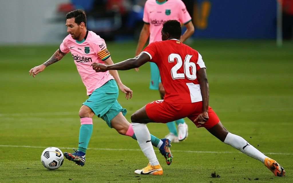 Messi se lleva el balón ante Ibrahima Kebe en el amistoso de ayer.