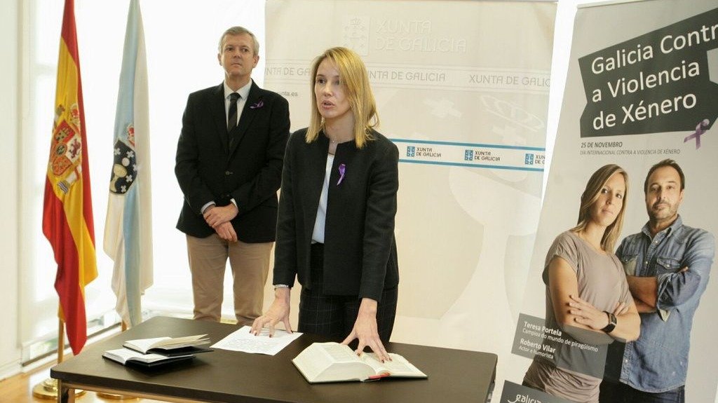 Marta Fernández-Tapias, jurando su anterior cargo de directora de Administracion Local de Galicia ante Alfonso Rueda.