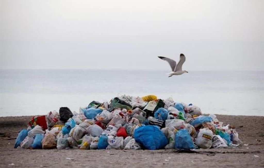 Un cúmulo de plásticos y residuos en la playa del Orzán, A Coruña.