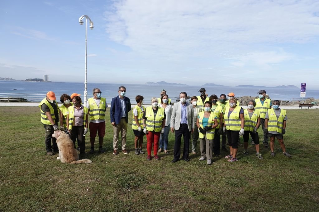 En el Día Mundial de las Playas, Abel Caballero visitó al grupo de voluntariado medioambiental que trabajó en la retirada de más de una tonelada de plantas invasoras en el entorno de la duna de Samil.
