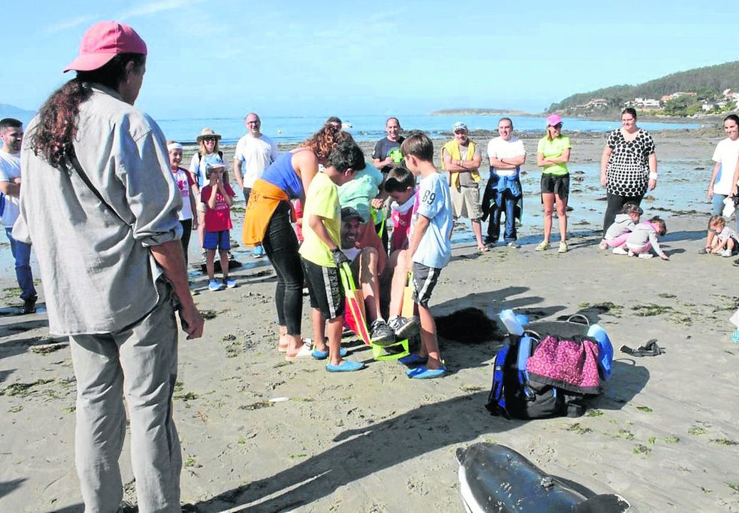 El Día Mundial de la Limpieza quiere concienciar sobre los vertidos incontrolados. En las imágenes, voluntarios de distintas oenegés retiran basura de la playas del área de Vigo y del río Lagares