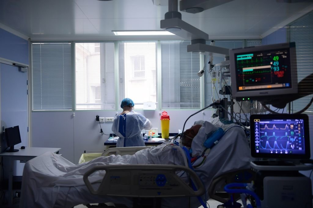 Una enfermera atiende a un paciente de covid-19 en un hospital de Bordeaux.