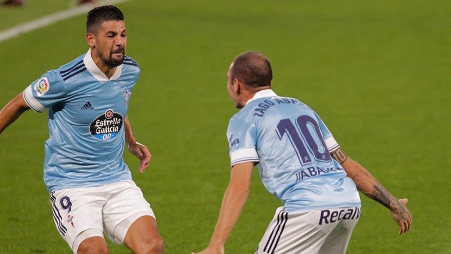Nolito y Aspas celebran uno de los goles que marcó el moañés anoche en el estadio de Balaídos.