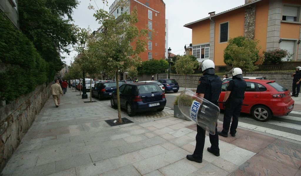 Imagen de un desahucio con presencia policial realizado en la calle Barcelona, durante el momento álgido de los desalojos.