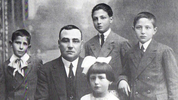 Los hermanos Fernández López con su padre, de izquierda a derecha Manuel, Antonio, José y Conchita.