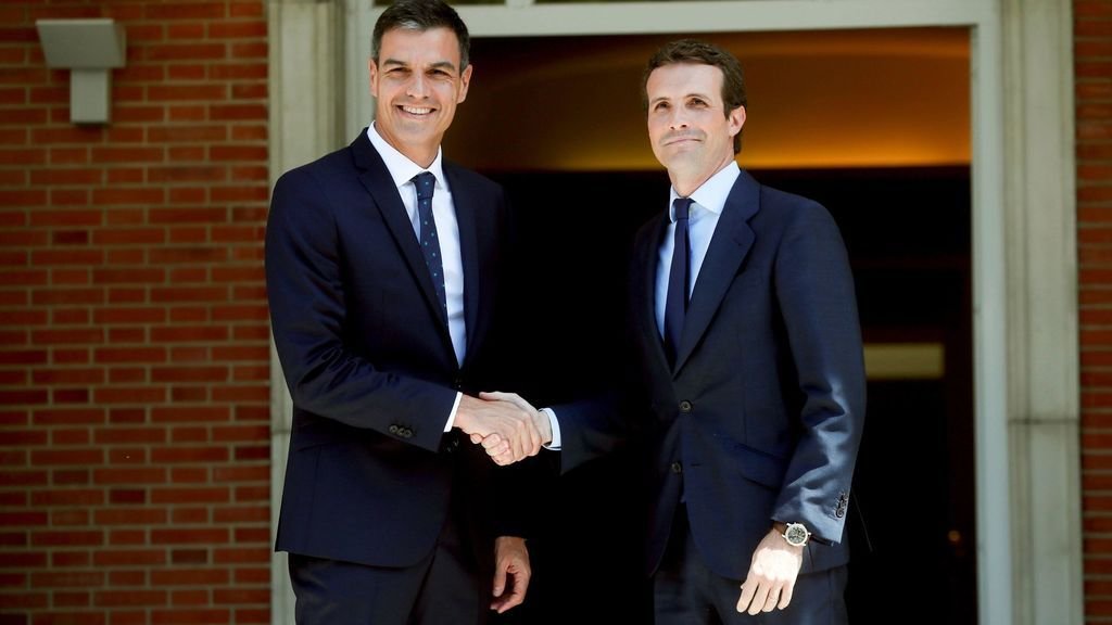 El presidente del Gobierno, Pedro Sánchez, recibe al líder del PP, Pablo Casado, en el Palacio de La Moncloa.