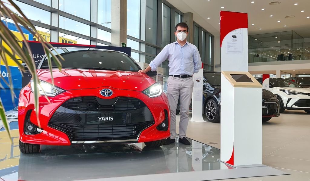 En la nueva exposición, Pablo Pérez Cortizas, gerente de Toyota Ourense, mostrando al nuevo Yaris Electric Hybrid.