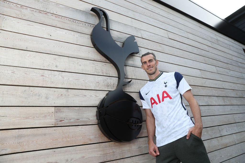 Gareth Bale posa con la camiseta del Tottenham en la sede del club londinense.