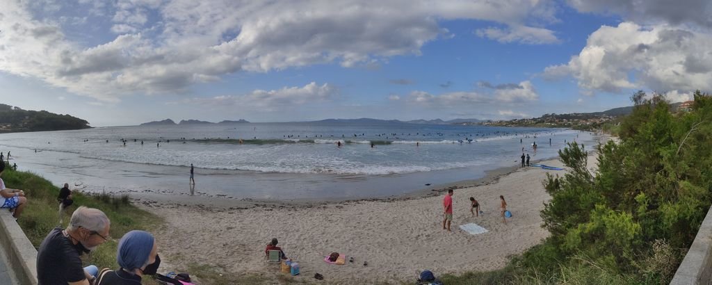 Así estaba de llena de surfistas la playa de Patos, epicentro de este deporte en la Ría de Vigo.