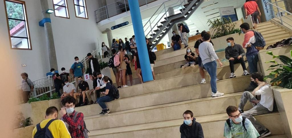 Algunos espacios del Campus de Vigo comenzaron a llenarse de estudiantes ya la semana pasada al iniciarse la actividad para los cursos superiores.