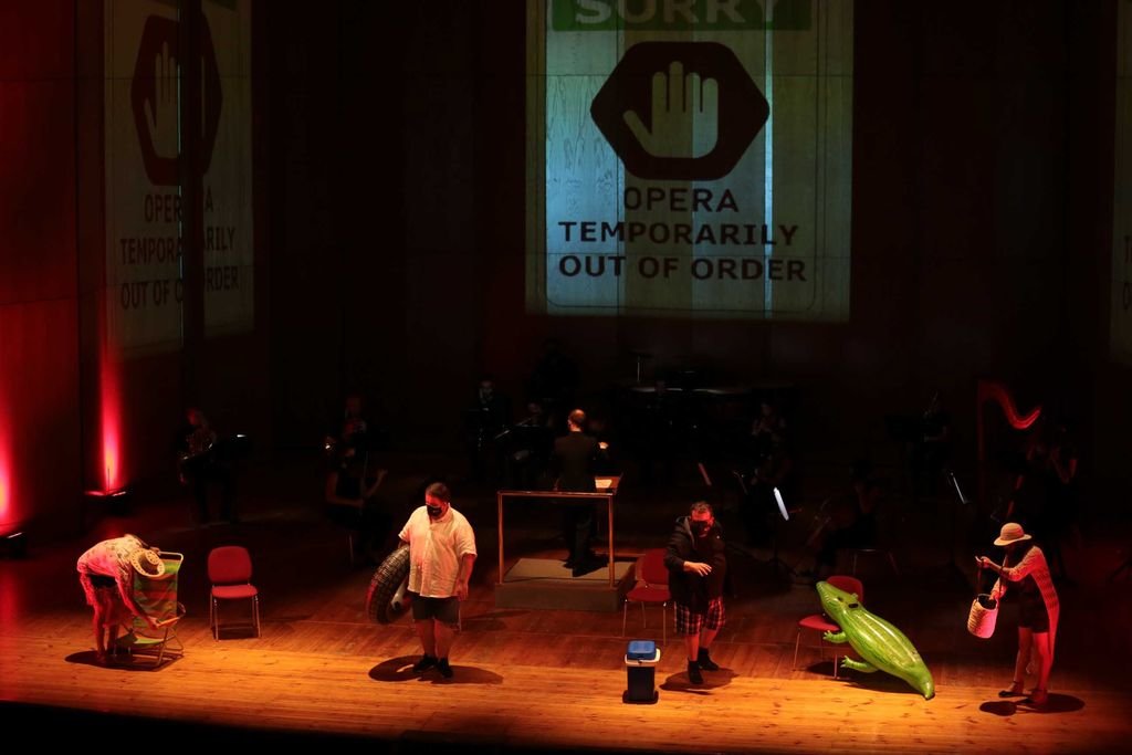 El teatro García Barbón acogió el estreno de la temporada lírica con “Óperacción retorno”.