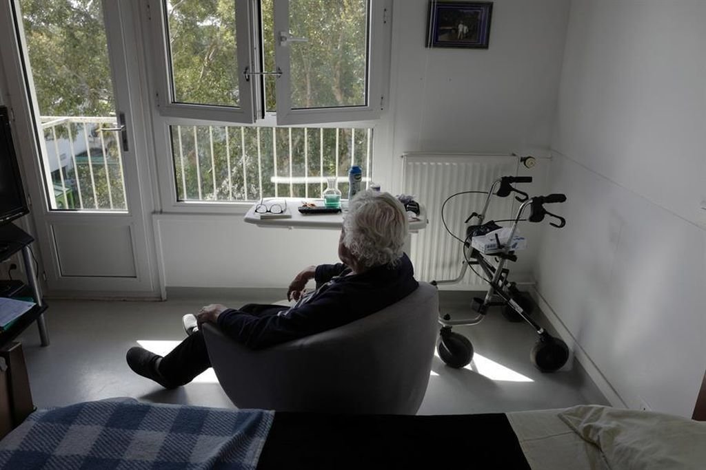 Un paciente de alzhéimer descansa en la habitación de una residencia de ancianos.
