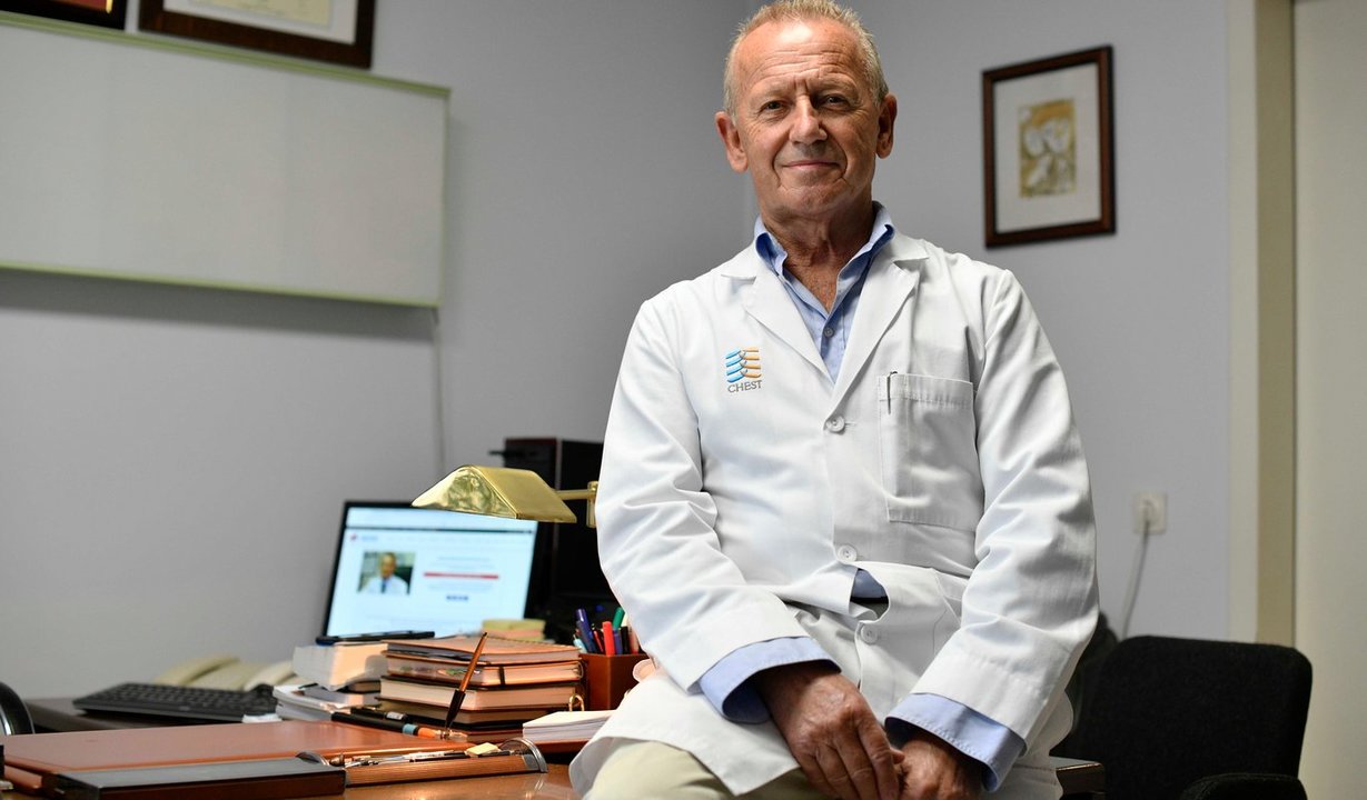 El doctor Joaquín Lamela, en la consulta de su clínica.