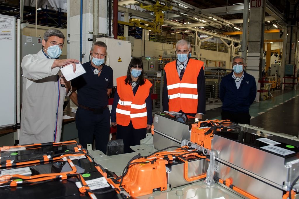 El vicepresidente económico de la Xunta y la titular de Emprego visitaron ayer la fábrica y el taller de baterías.