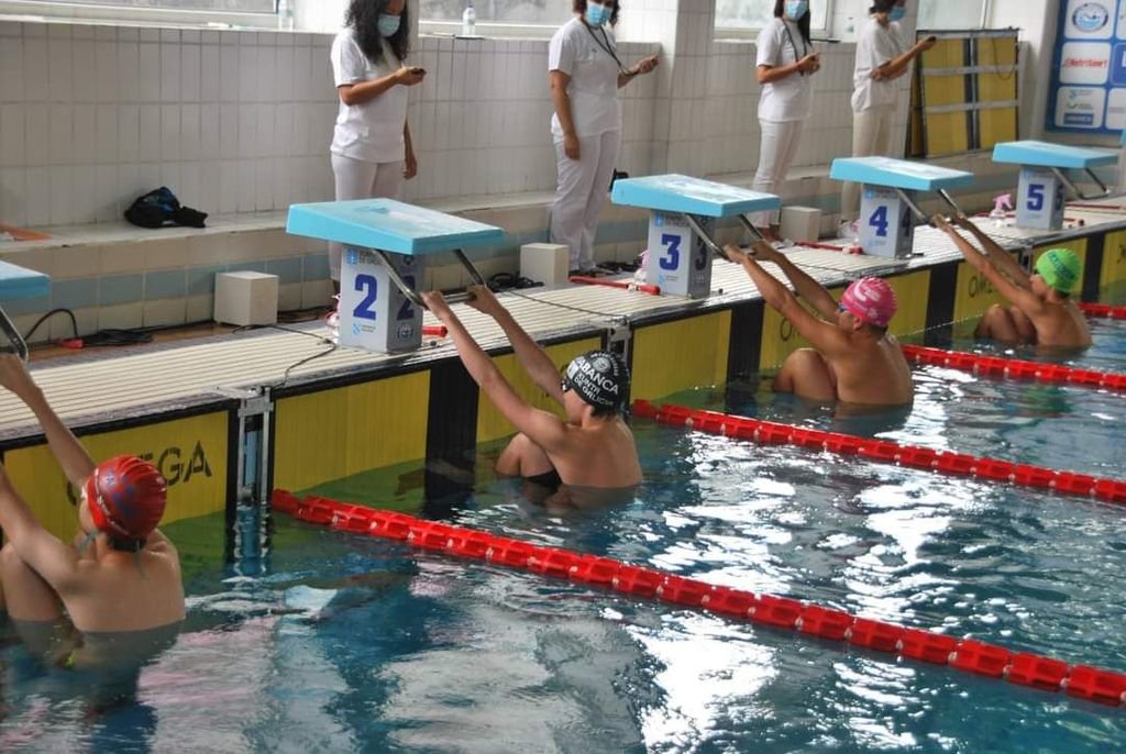 La piscina Álvaro Pino de Pontareas albergó el Trofeo Amizade de natación.