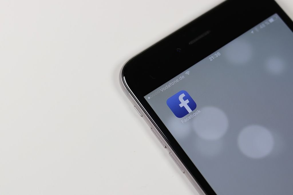 Facebook alega que la transferencia de datos es imprescindible para su negocio y el de miles de empresas.