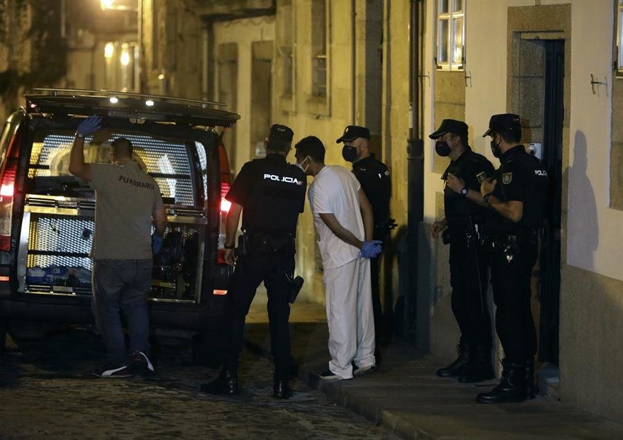 Miembros de la Policía Nacional y científica se han personado esta noche en la calle Loureiros, en el casco histórico de Santiago de Compostela, donde un hombre ha estrangulado hasta la muerte a su sobrino de tres años.