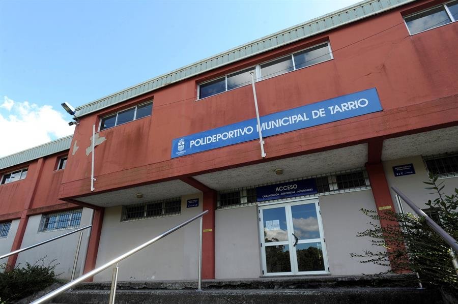 Vista exterior del polideportivo de Tarrío, en Culleredo (A Coruña), este martes. La Guardia Civil investiga la aparición de un niño recién nacido abandonado en una caja de cartón en Culleredo