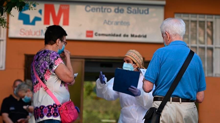 Varias personas esperan su turno para las pruebas aleatorias de PCR en el Centro de Salud Abrantes en el distrito de Carabanchel.