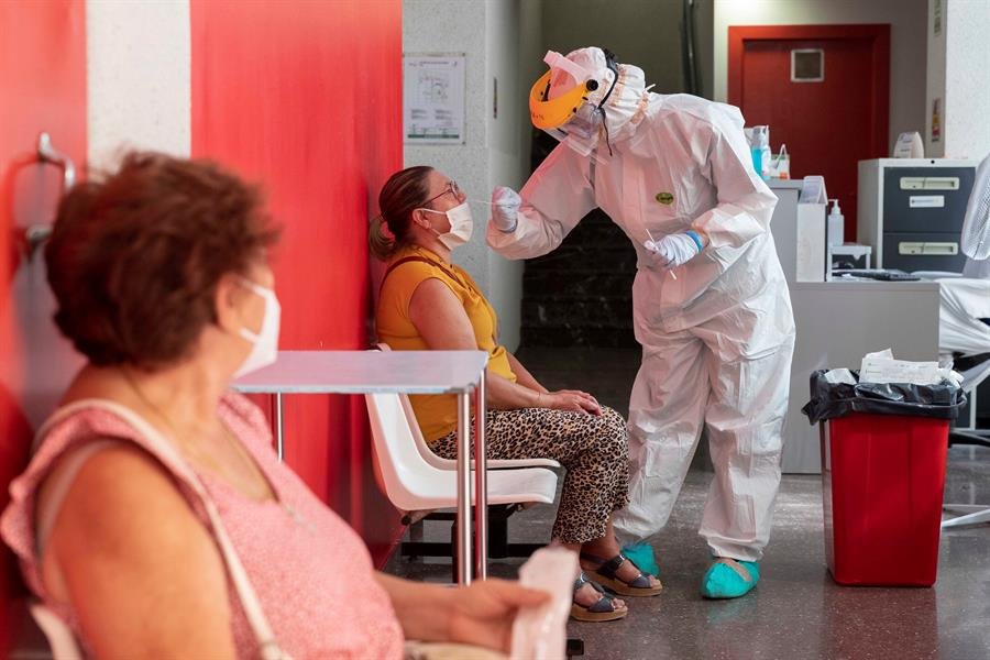 Una enfermera hace una prueba PCR a una mujer en el Centro de Salud del Barrio de San Diego de Lorca, Murcia.