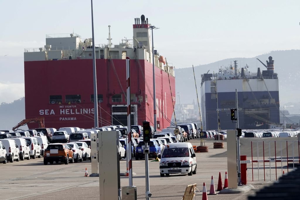 Los dos oceánicos cargando coches ayer en la terminal marítima de Bouzas.