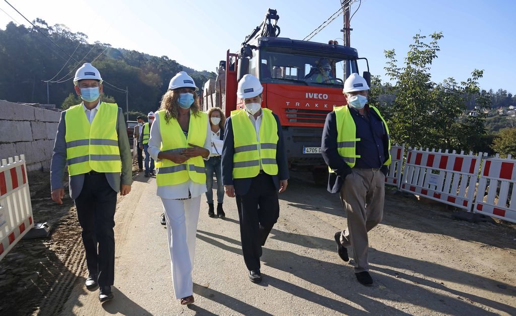 Abel Caballero y Carmela Silva visitaron la humanización de la Estrada do Porto con una inversión de 3,5 millones en 1,3 kilómetros. La Diputación financia el 70% de las obras que se prolongarán 18 meses.