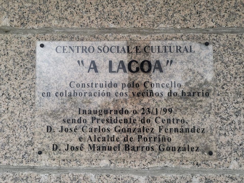 Placa donde figura que el Centro A Lagoa lo construyó el Concello y no los comuneros.