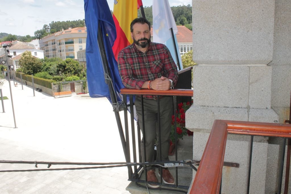 El alcalde Paco Ferreira en las dependencias municipales con la plaza Paradela al fondo.