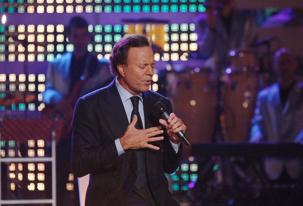 El cantante Julio Iglesias canta durante un concierto.