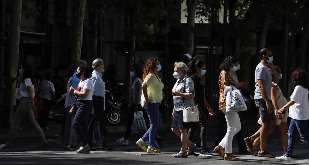 Personas con mascarilla en una calle de Córdoba.