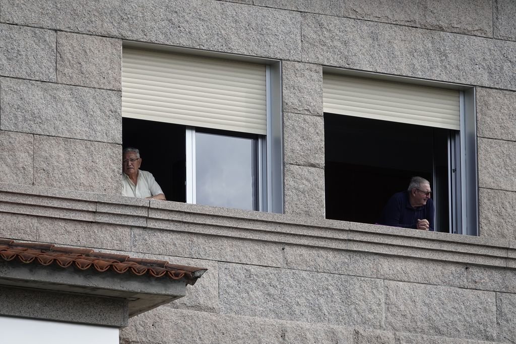 Dos de los mayores de la residencia Santa Marta en la mañana de ayer desde sus habitaciones.