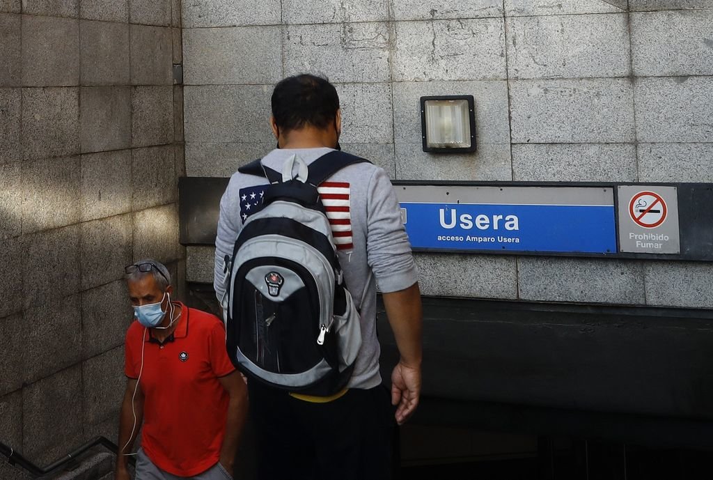 Acceso a la estación de metro de Usera, uno de los barrios más afectados de Madrid.