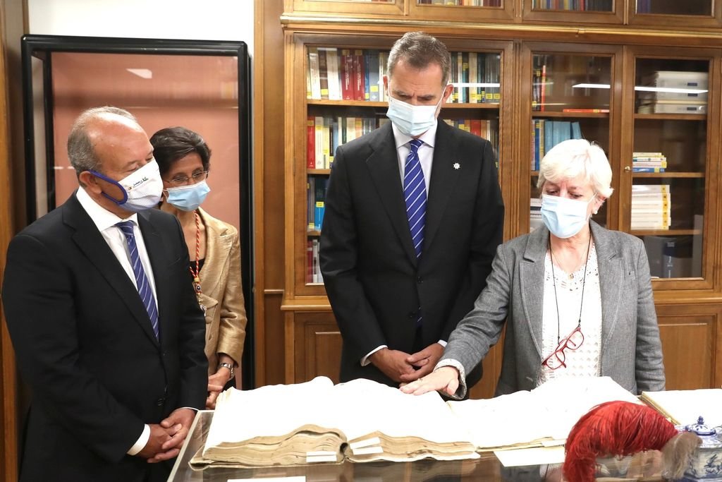 El rey Felipe acompañado por Juan Carlos Campo y la presidenta del Tribunal de Cuentas, María José de la Fuente.