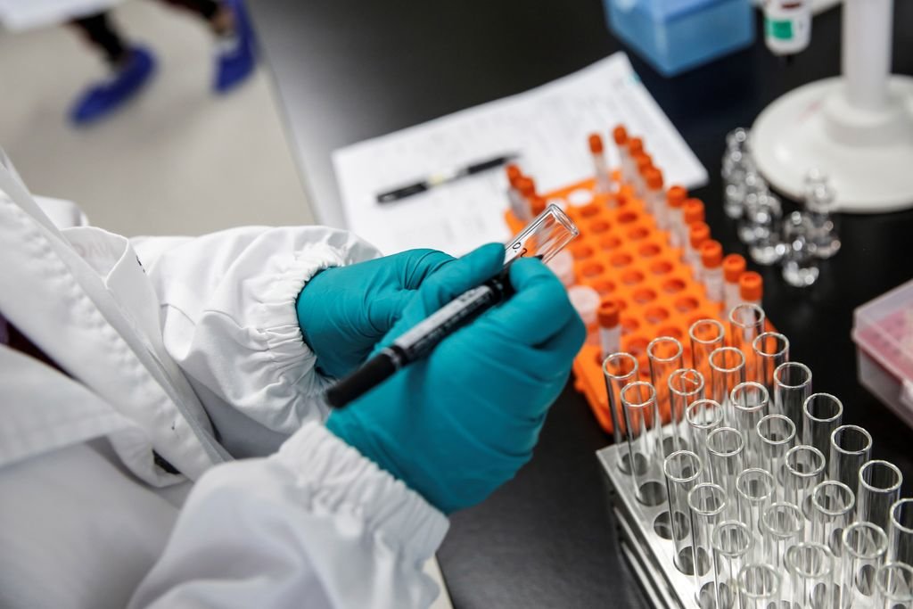 Un trabajador del laboratorio farmacéutico chino, Sinovac, realiza pruebas para desarrollar la vacuna.