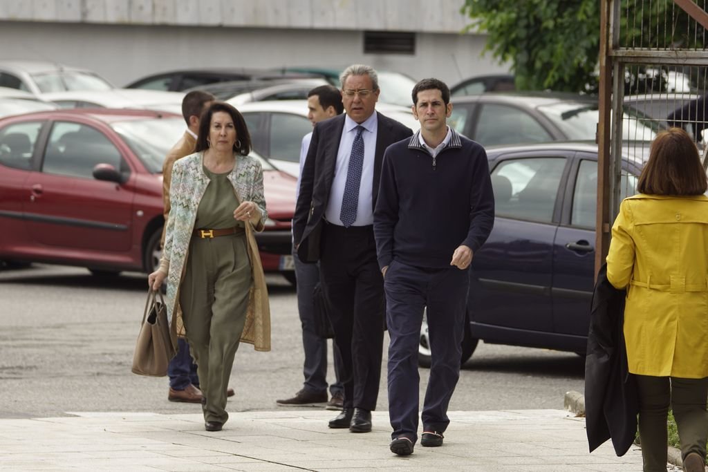 Rosario Andrade y su hijo Pablo Fernández acudiendo al Juzgado de Vigo en 2018 para declarar por videoconferencia.