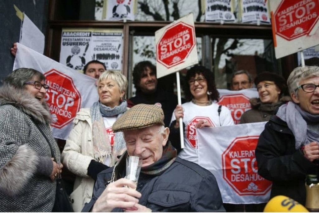Una manifestación de la plataforma STOP desahucios en una ciudad española antes de la pandemia