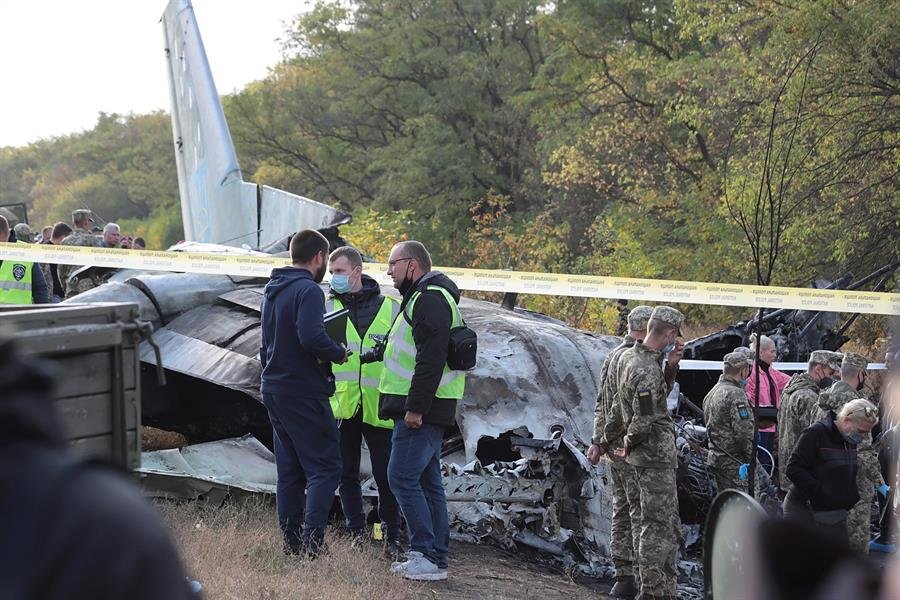 El avión militar tras estrellarse un Antonov An-26 cerca del aeropuerto militar de la ciudad de Chugúyev