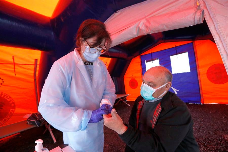 Una doctora realiza una prueba del coronavirus en una carpa de un centro de salud en Brión, A Couña