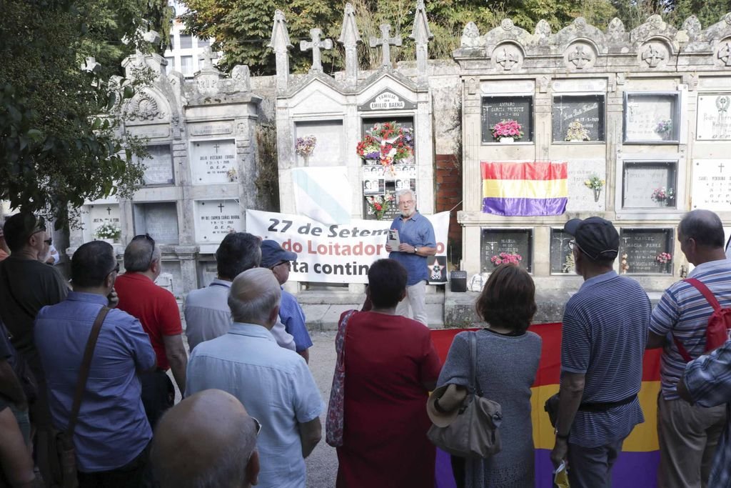 Homenaje a los últimos fusilados del régimen franquista en el cementerio de Pereiró en 2019.