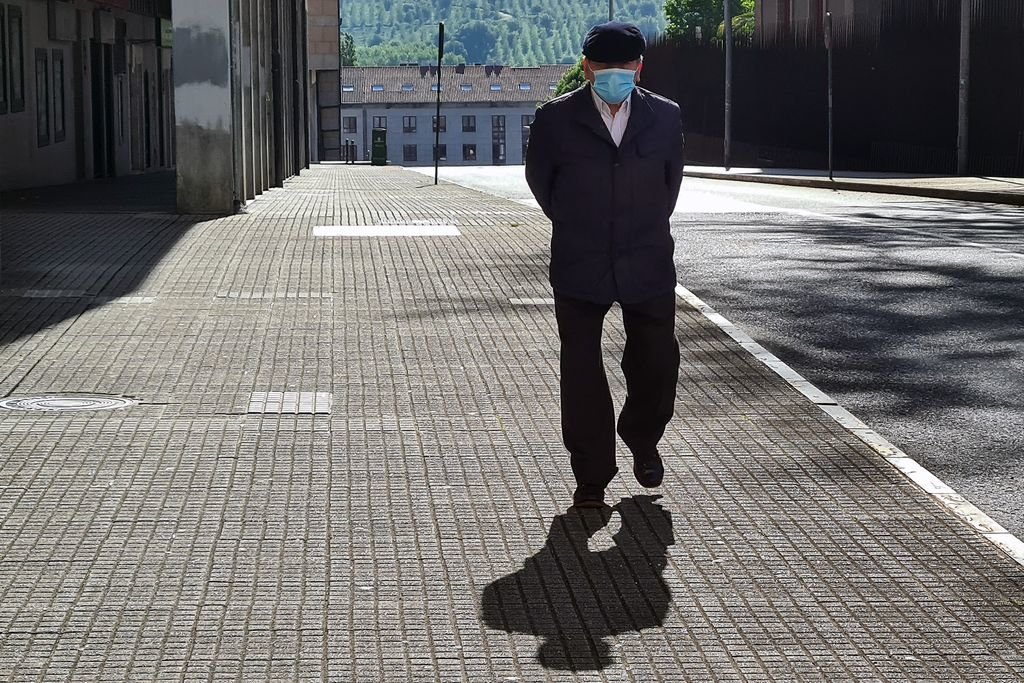 Un vecino de Santiago pasea con mascarilla por las inmediaciones del Parlamento gallego.