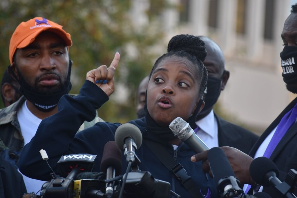 La activista contra el racismo Tamika Mallory habla durante una rueda de prensa en Louisville.