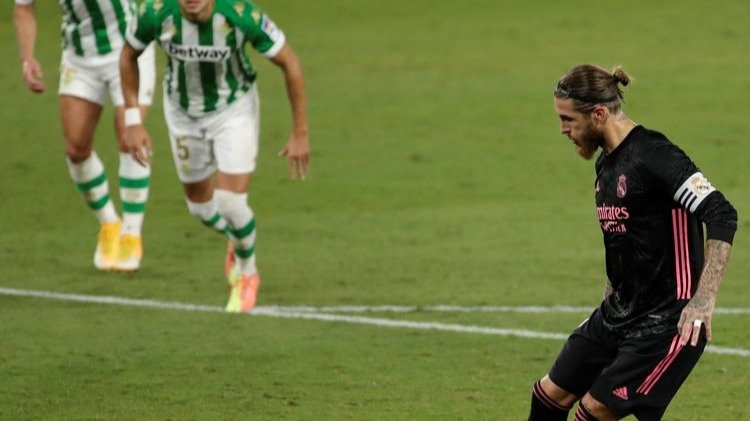 Ramos golpea el balón en el penalti que dio la victoria al Madrid.